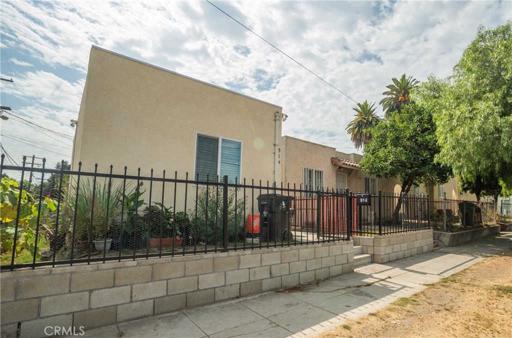 916 W 88th Street Property Photo 2