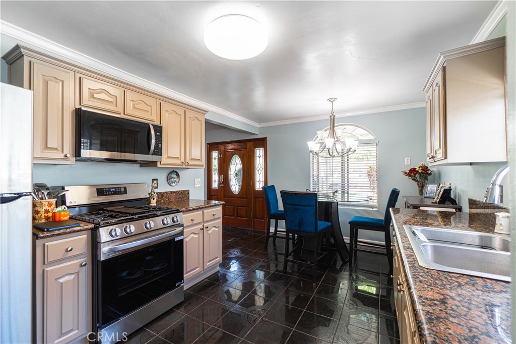 1562 W 31st Street Property Photo 7