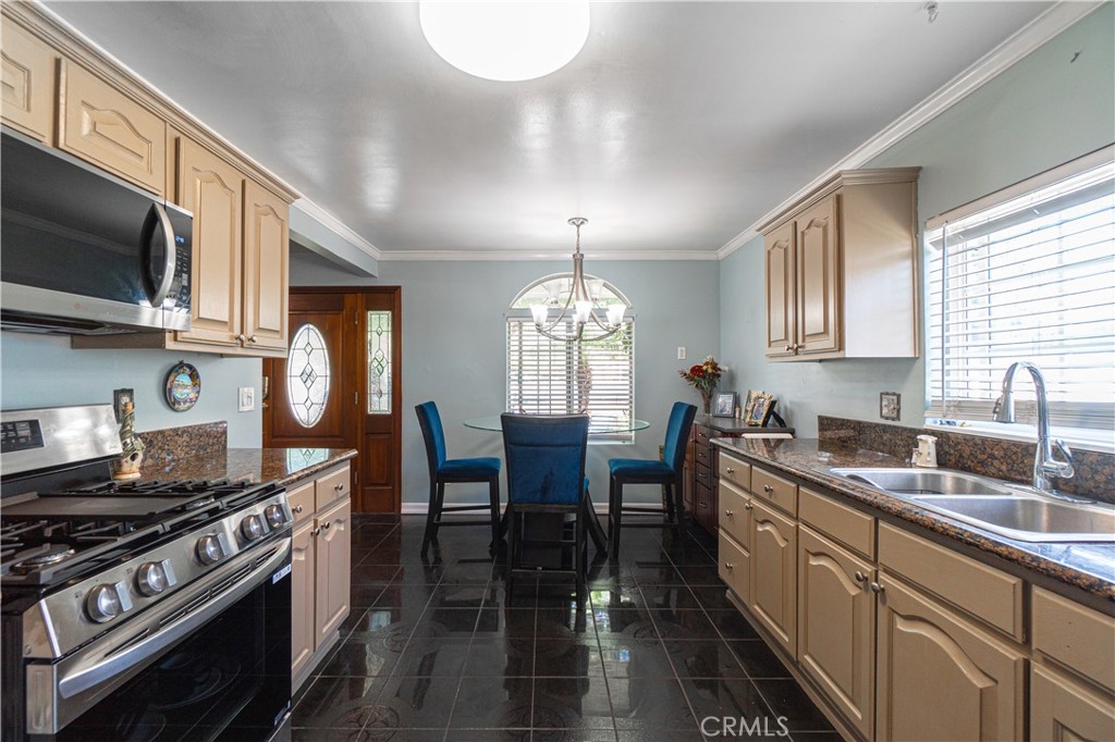 1562 W 31st Street Property Photo 8