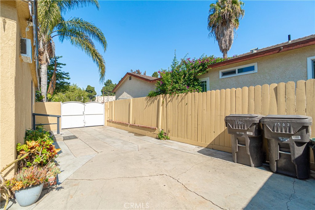 1562 W 31st Street Property Photo 14