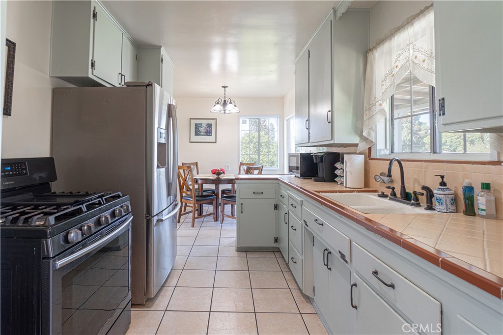 1562 W 31st Street Property Photo 25