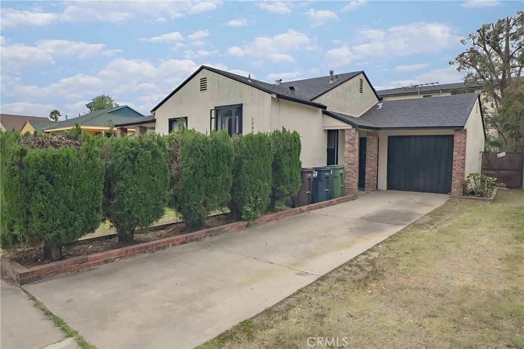 13023 Cordary Avenue Property Photo 2