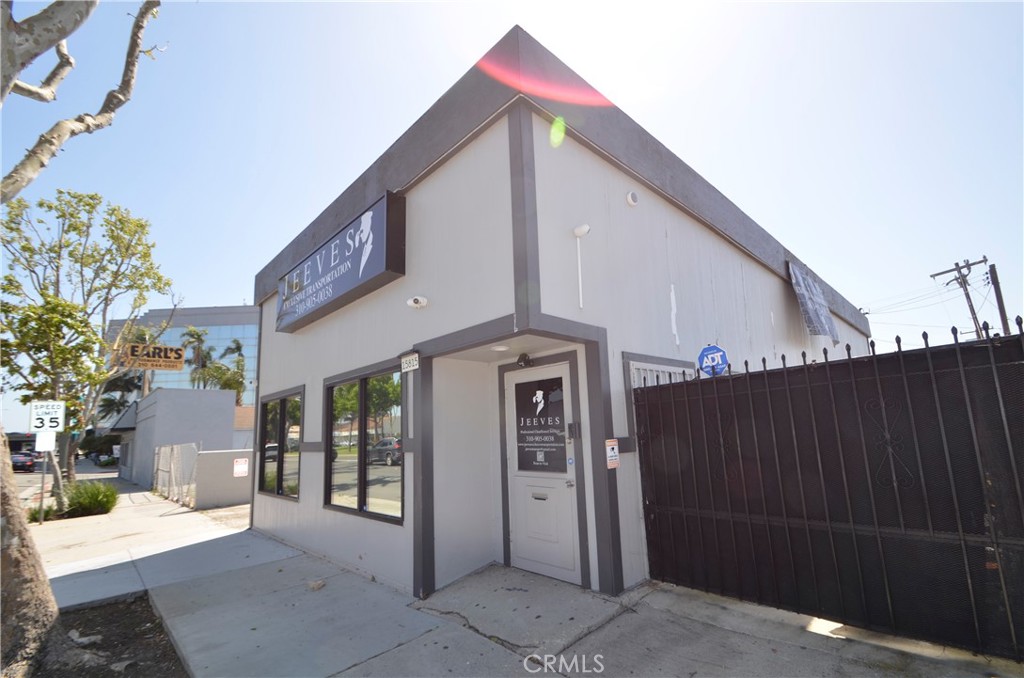 15815 Hawthorne Blvd Property Photo 4