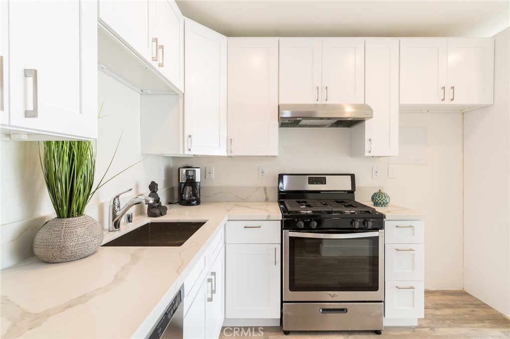 1836 The Strand Property Photo 10