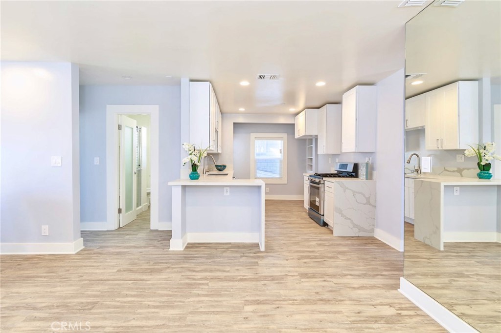 1836 The Strand Property Photo 24