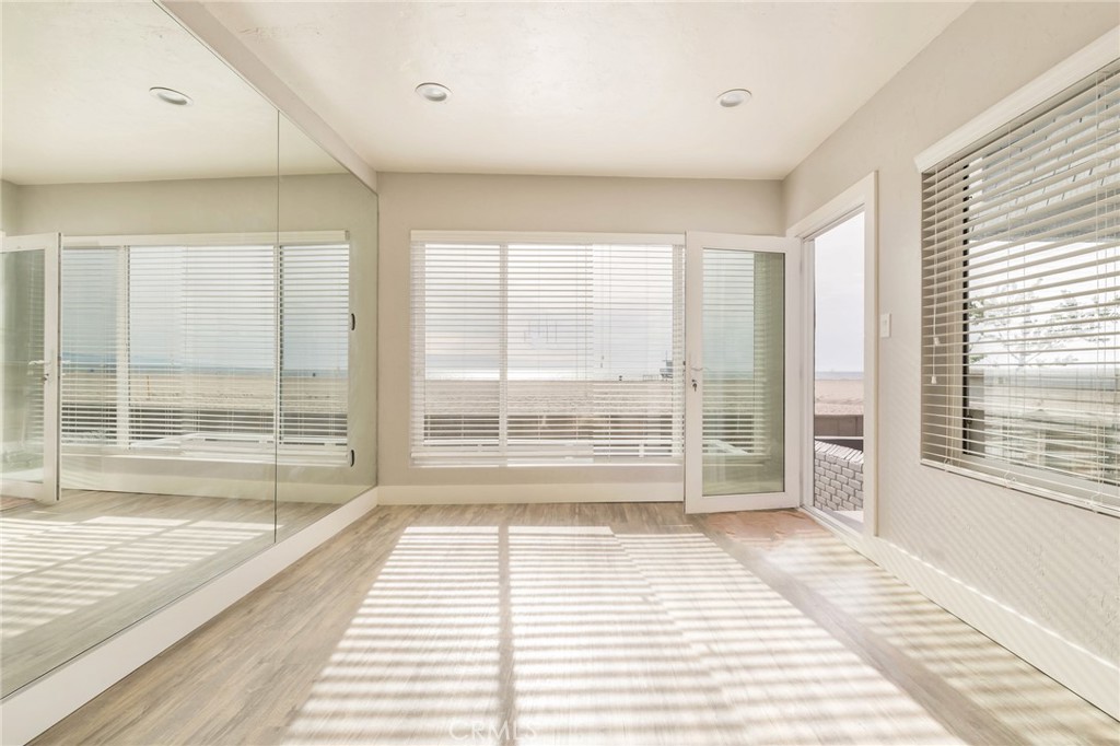 1836 The Strand Property Photo 37