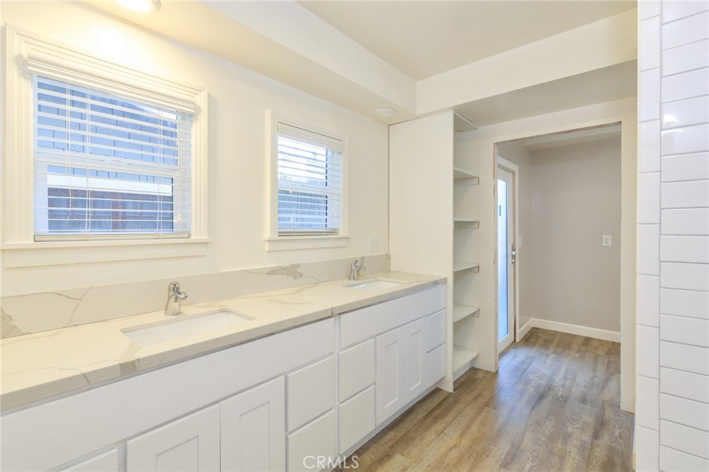 1836 The Strand Property Photo 44
