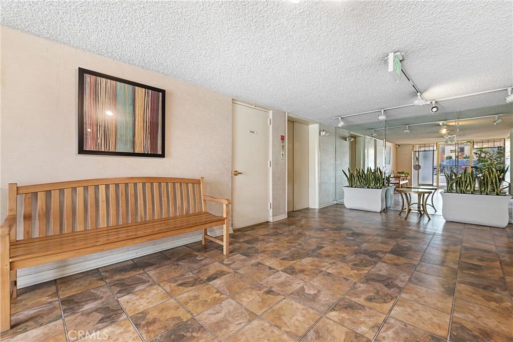 3695 Linden Avenue 11a Property Photo 4