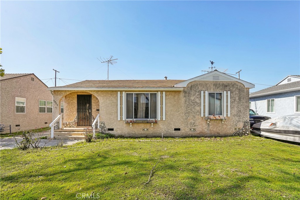 6049 Blackthorne Avenue Property Photo