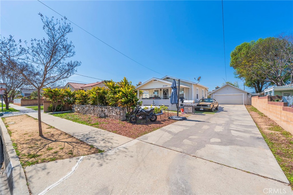 25325 Feijoa Ave Property Photo