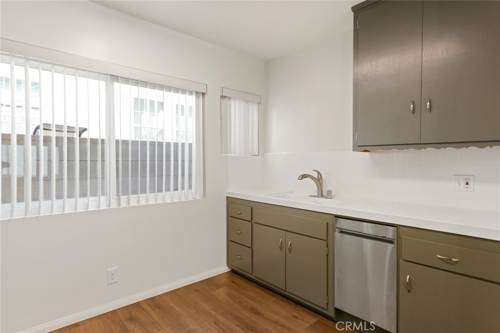 740 W 27th Street 1 Property Photo 16