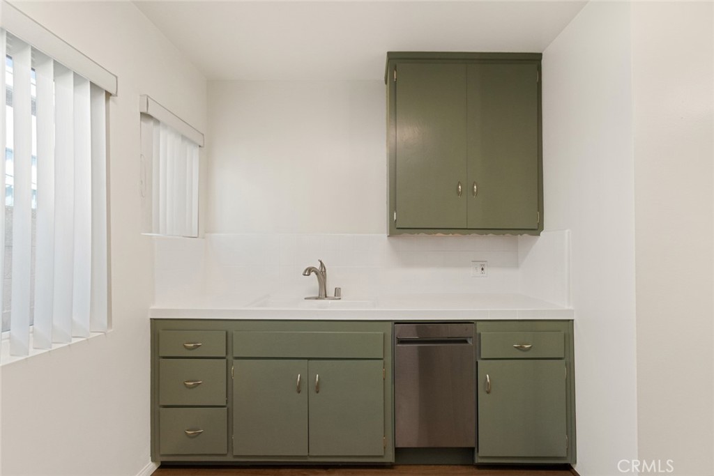 740 W 27th Street 1 Property Photo 17