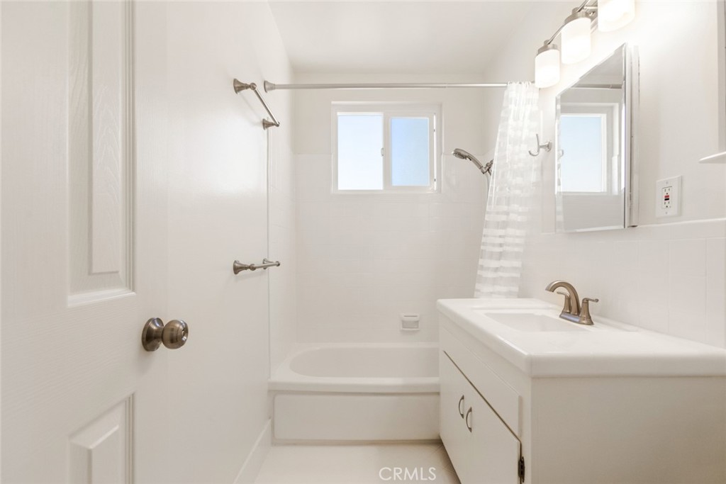 740 W 27th Street 1 Property Photo 21