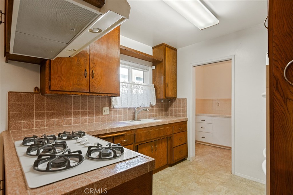 740 W 27th Street 1 Property Photo 27