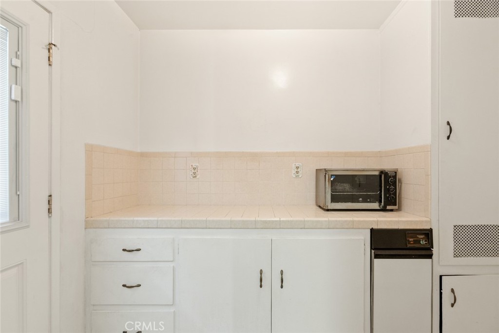 740 W 27th Street 1 Property Photo 29