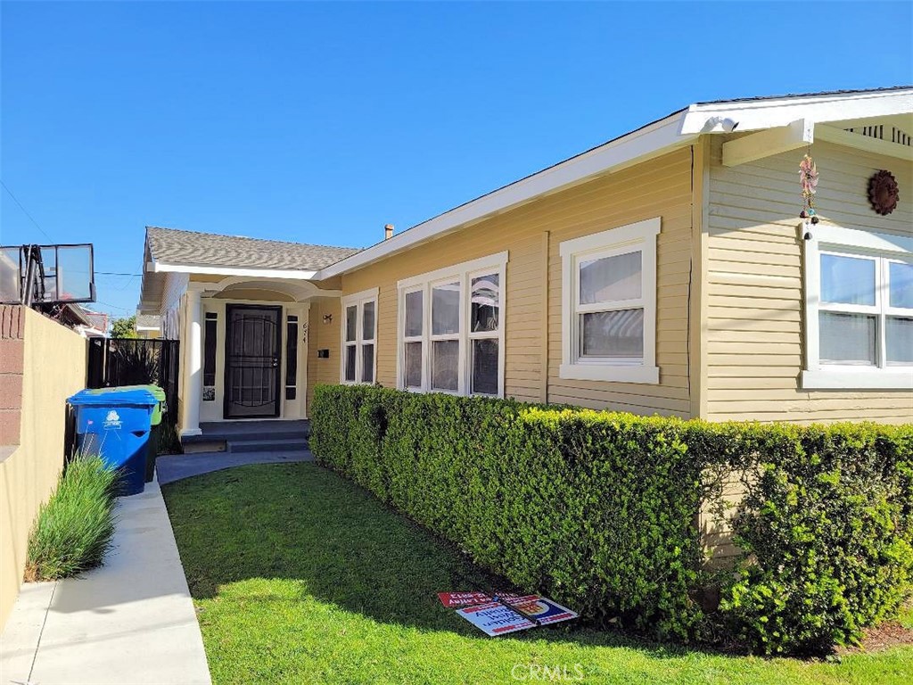 674 W 20th Street Property Photo