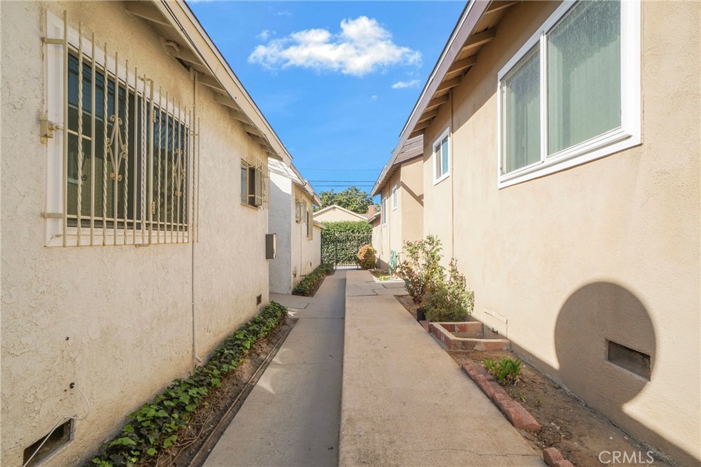 10719 S Van Ness Avenue 3 Property Photo 4