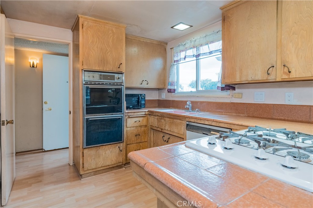 16928 S Raymond Place Property Photo 4