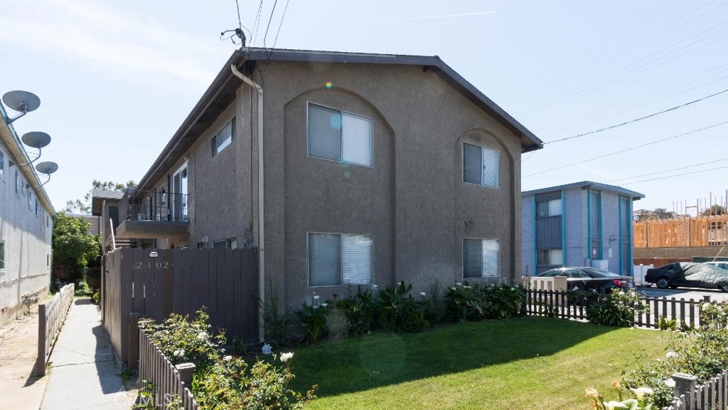 2102 Mathews Avenue D Property Photo 1