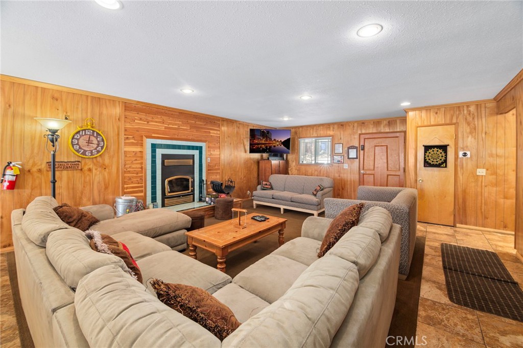 366 Curly Drive Property Photo 3