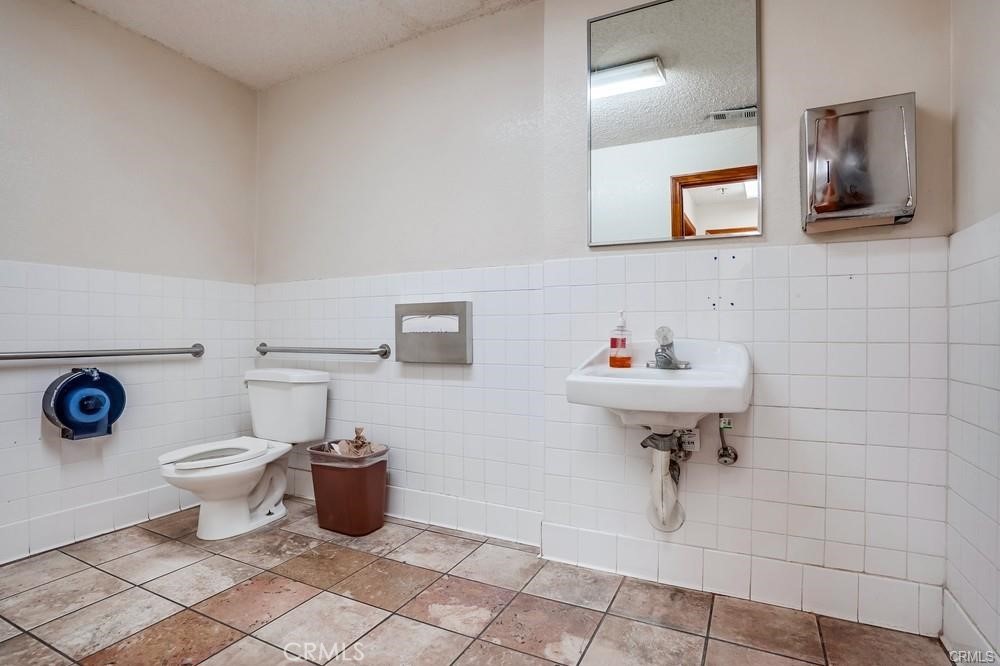 1105 N Chester Avenue Property Photo 17