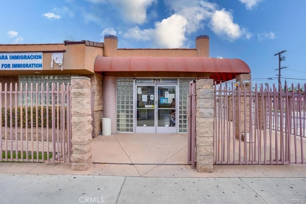 1105 N Chester Avenue Property Photo 4