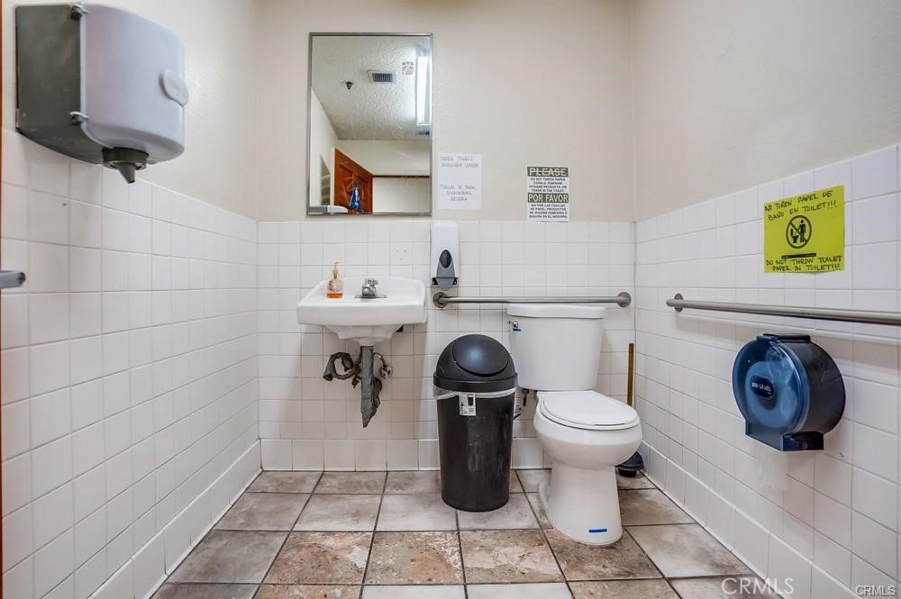 1105 N Chester Avenue Property Photo 14