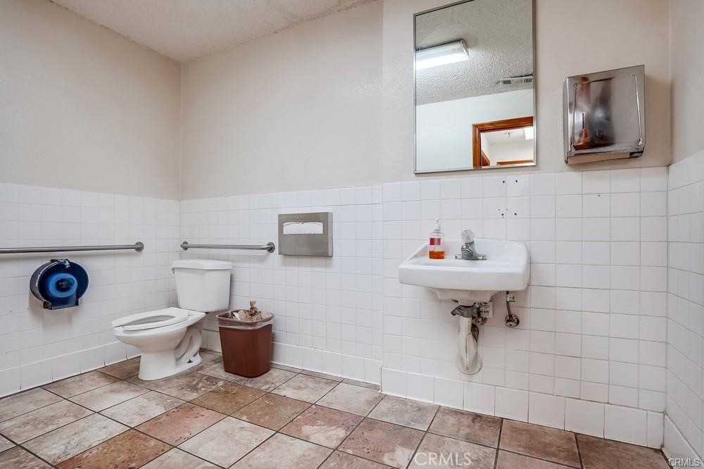 1105 N Chester Avenue Property Photo 17