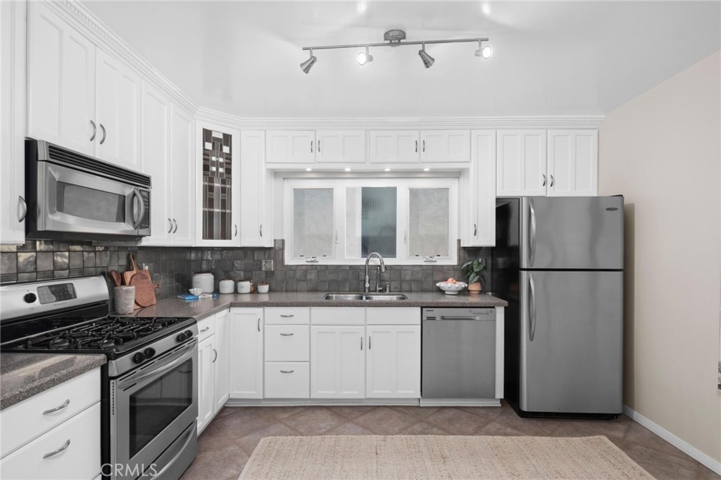 1715 Stanford Avenue Property Photo 4