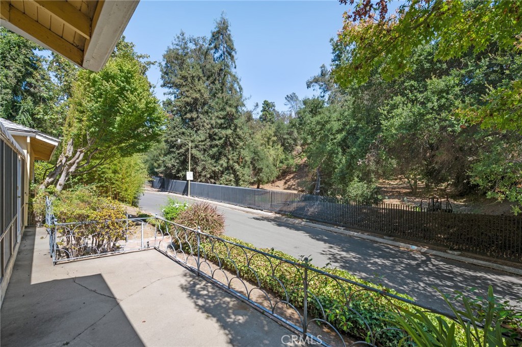 1601 Stone Canyon Road Property Photo 3