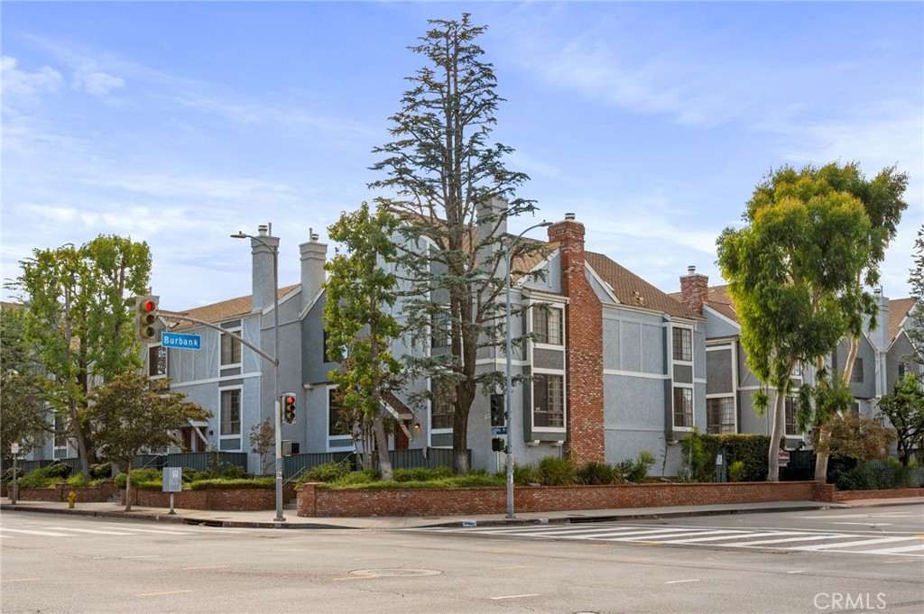 18100 Burbank 14 Property Photo 1