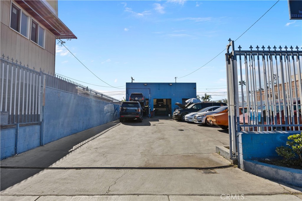 3846 W Imperial Property Photo 4