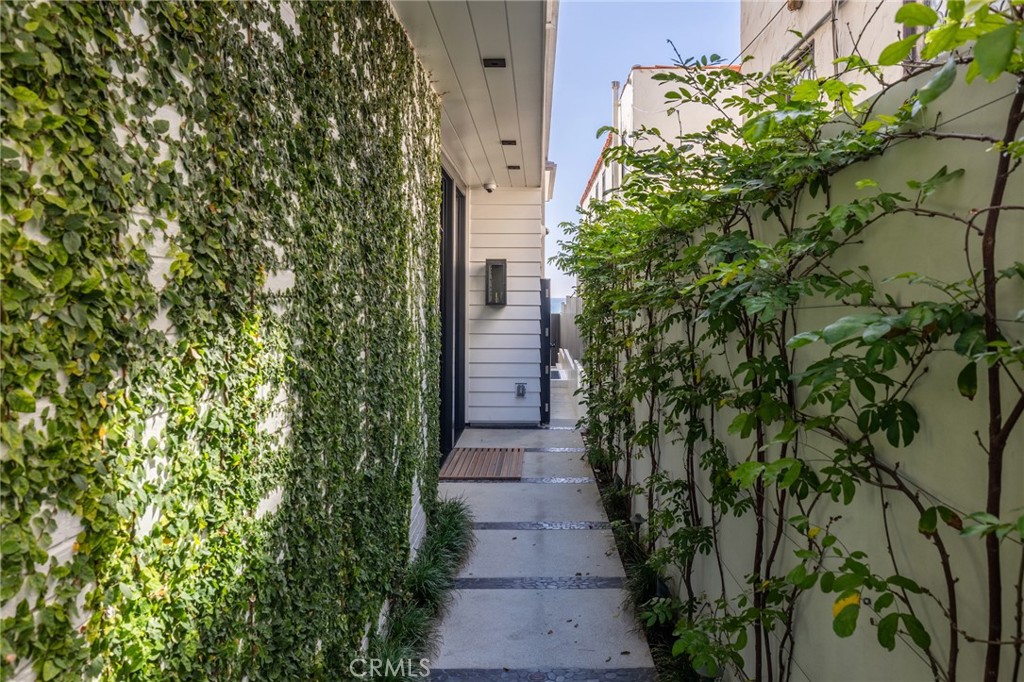 2428 The Strand Property Photo 7