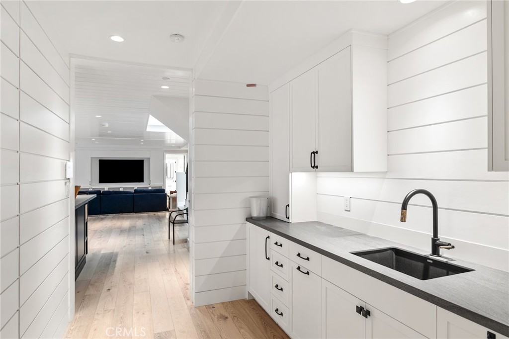 2428 The Strand Property Photo 33