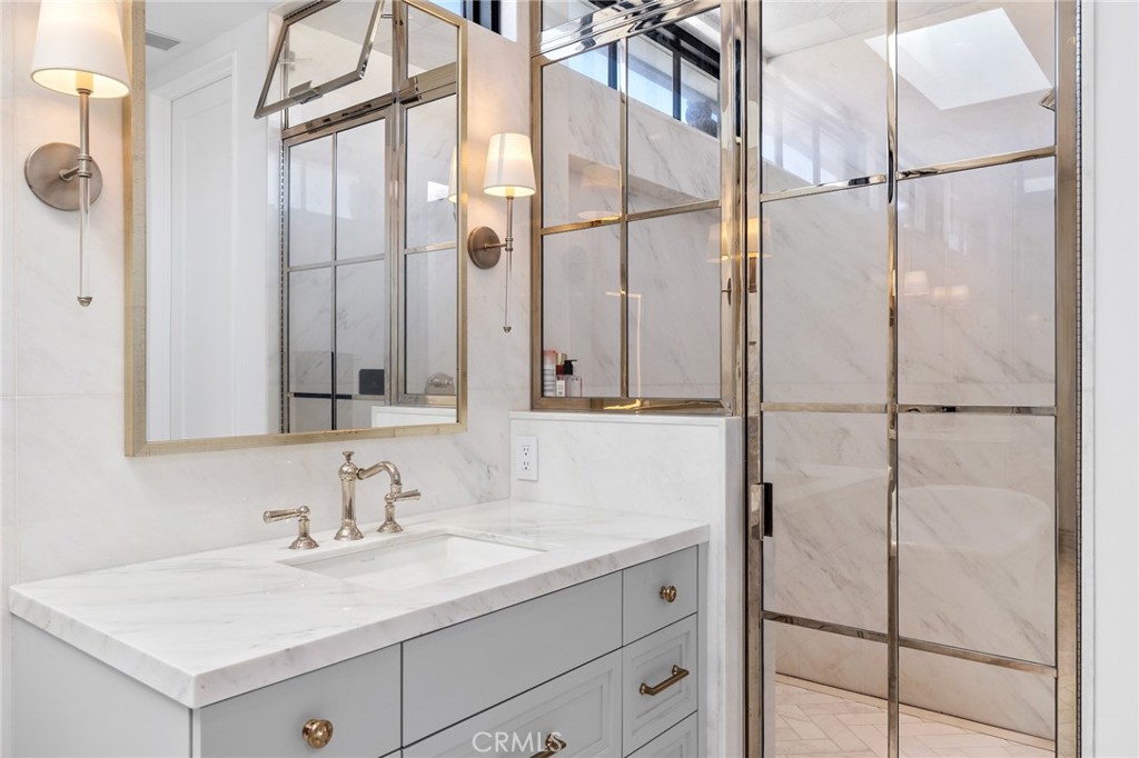 2428 The Strand Property Photo 42