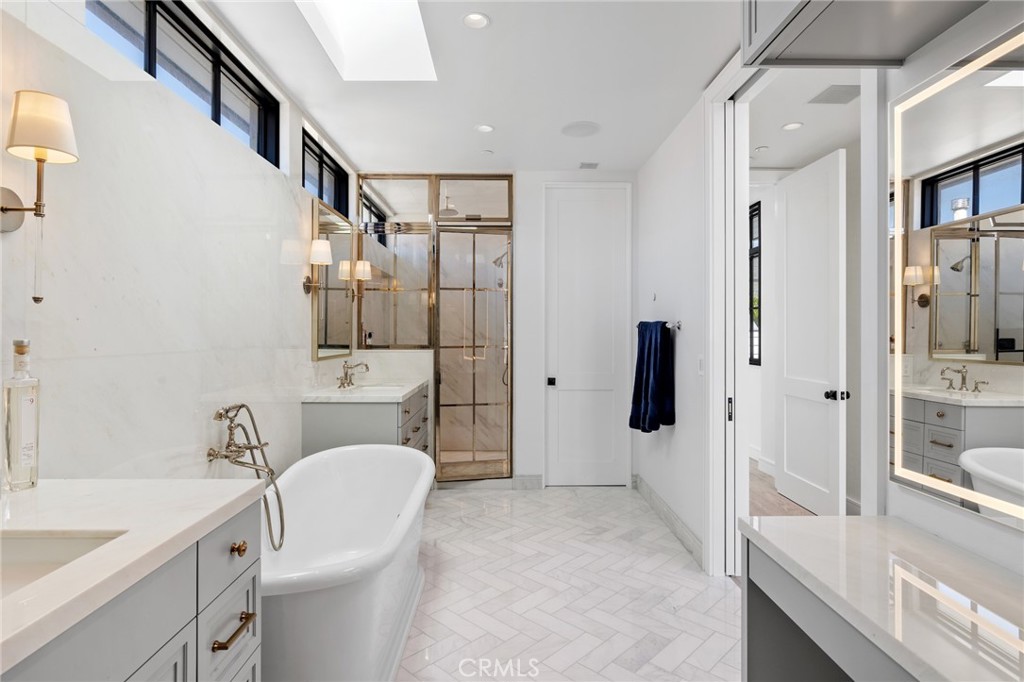 2428 The Strand Property Photo 43