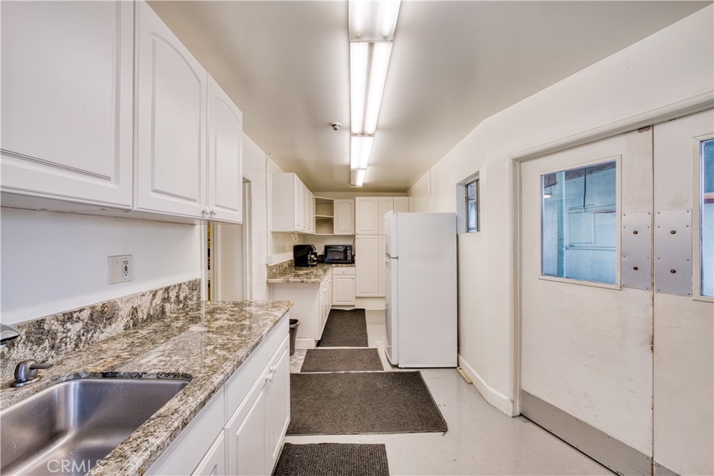 4643 W Rosecrans Property Photo 11