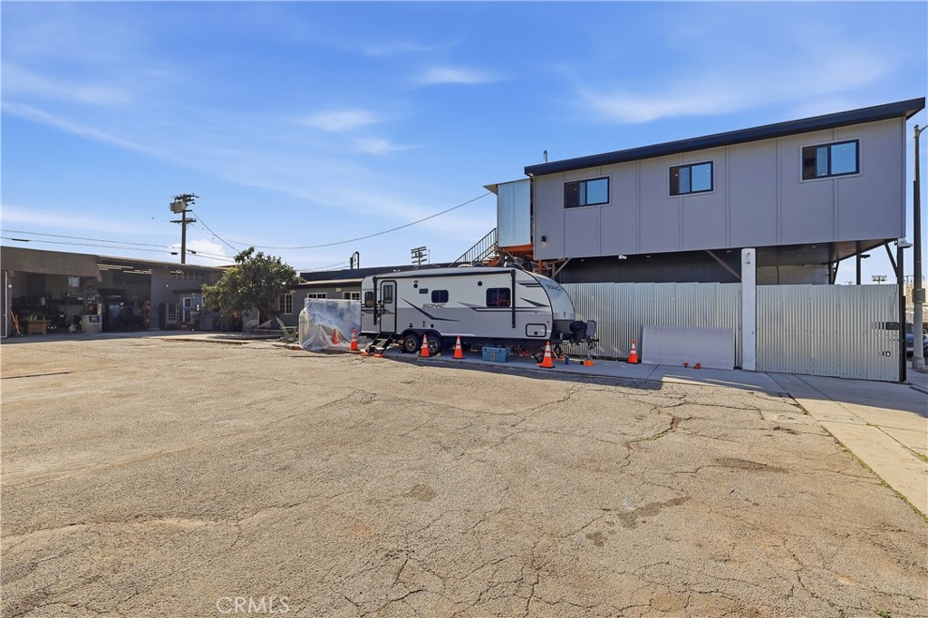 1040 1048 251st Property Photo 2