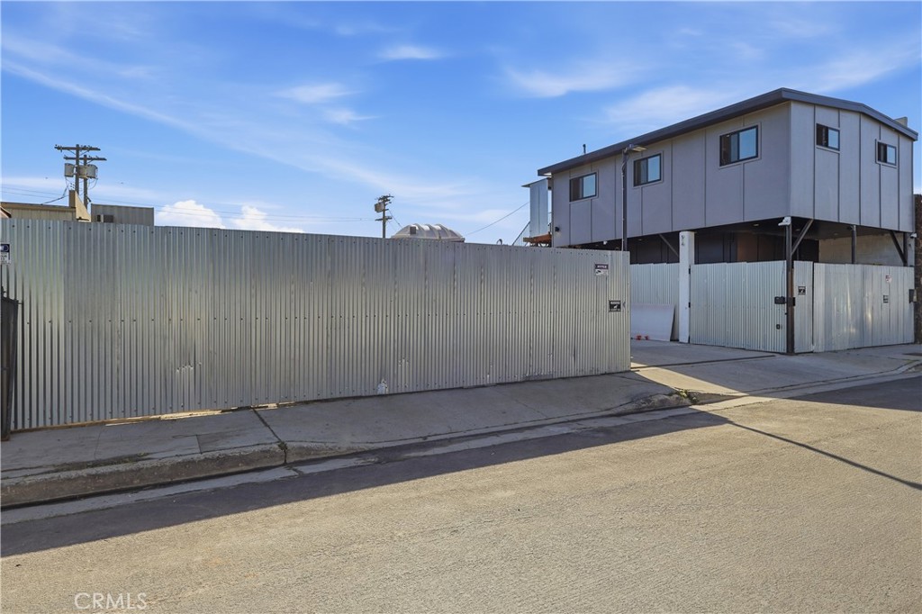 1040 1048 251st Property Photo 4
