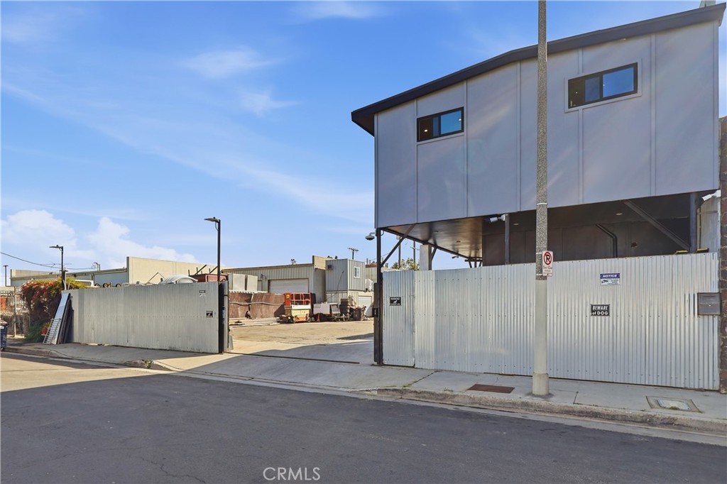 1040 1048 251st Property Photo 5
