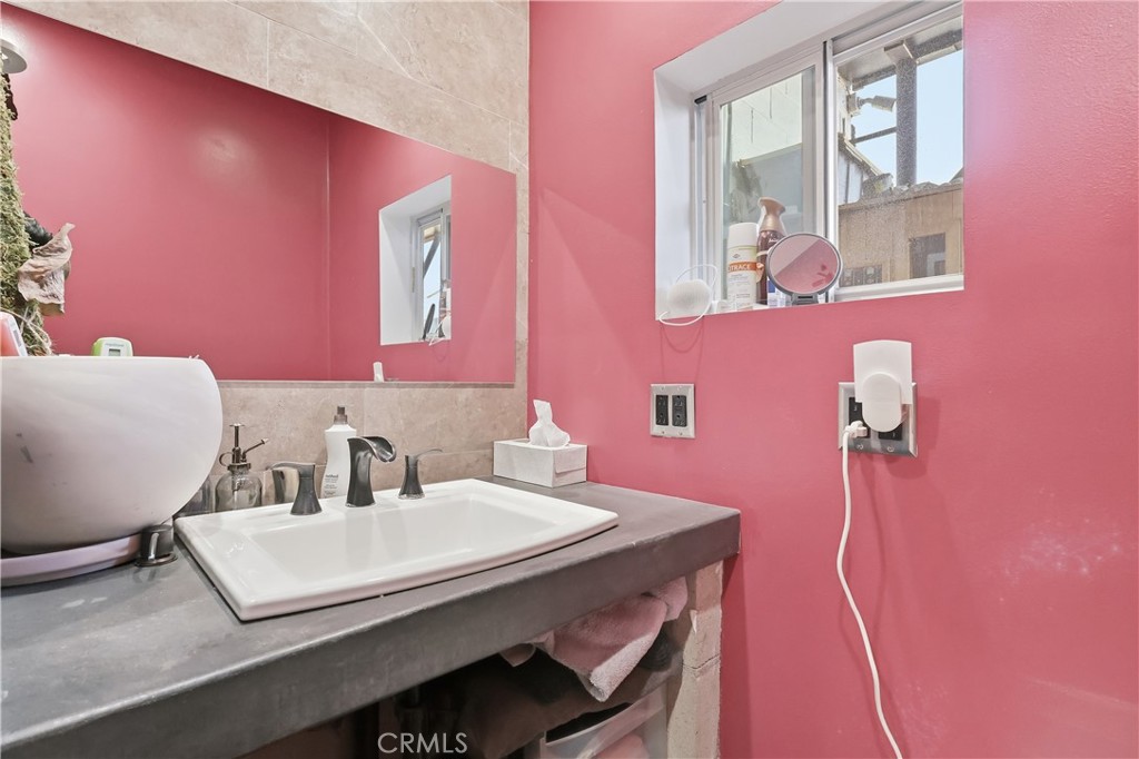 1040 1048 251st Property Photo 18