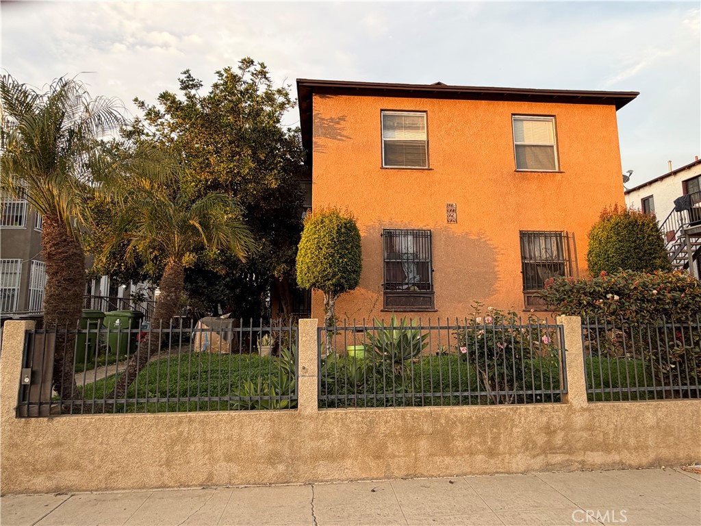 1925 1/2 W 35th Property Photo 1