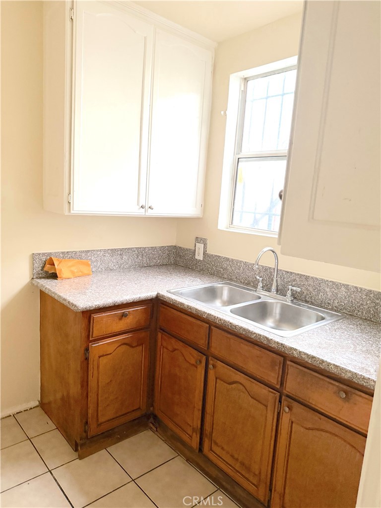 1925 1/2 W 35th Property Photo 7