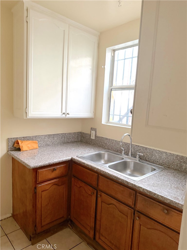 1925 1/2 W 35th Property Photo 8