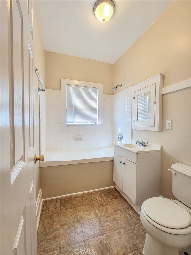 626 W 7th Property Photo 6