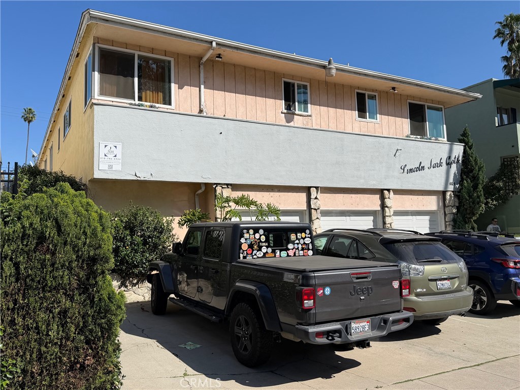 1129 Lincoln Boulevard Property Photo 3