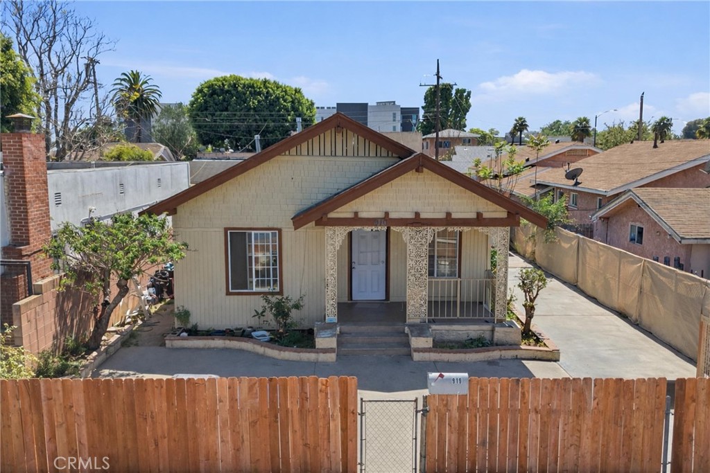 910 E 19th Street Property Photo 1