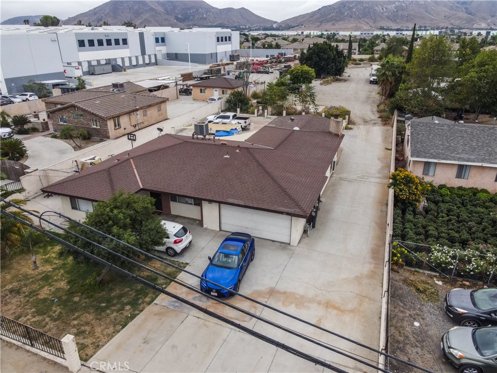 16569 Slover Property Photo 2