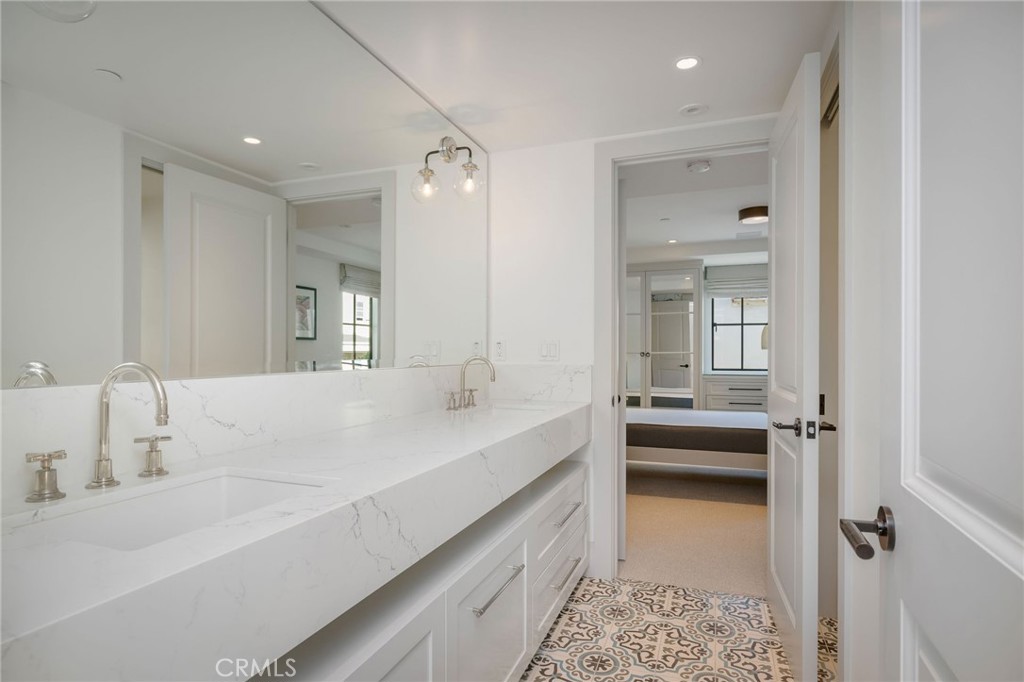 2903 Manhattan Avenue Property Photo 25
