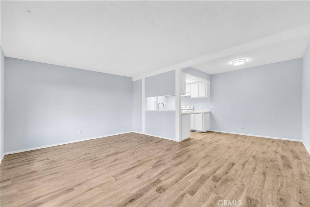 1735 E Washington B28 Property Photo 3